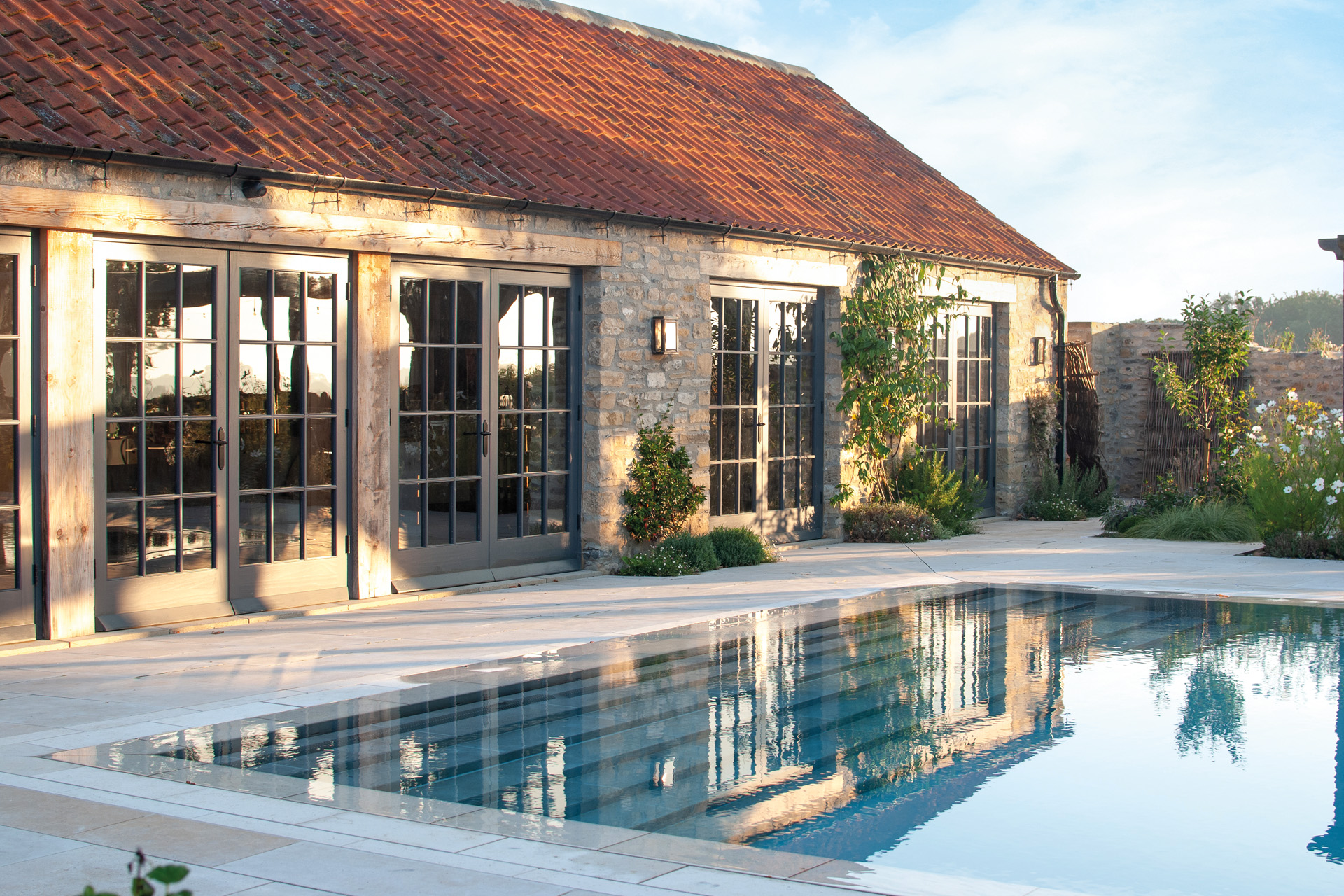 The outdoor swimming pool at Middleton Lodge