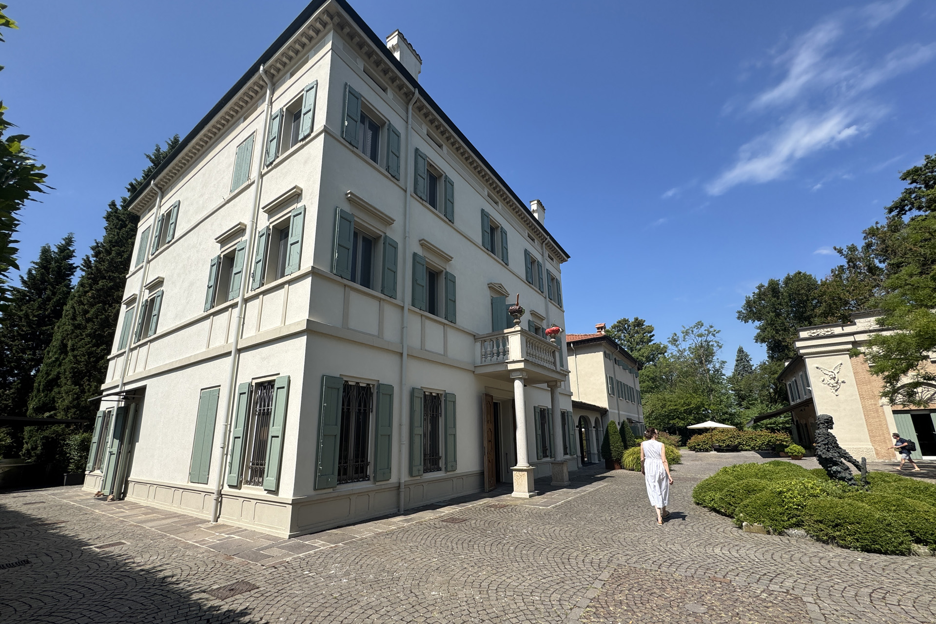 The exterior of a country hotel in Italy