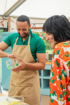 Noel Fielding chats to Aaron on Bake Off
