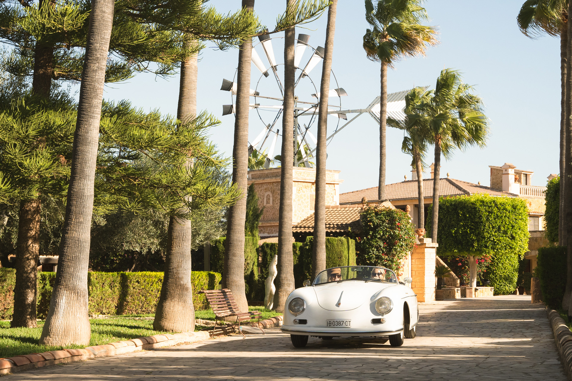 A car approaching the hotel