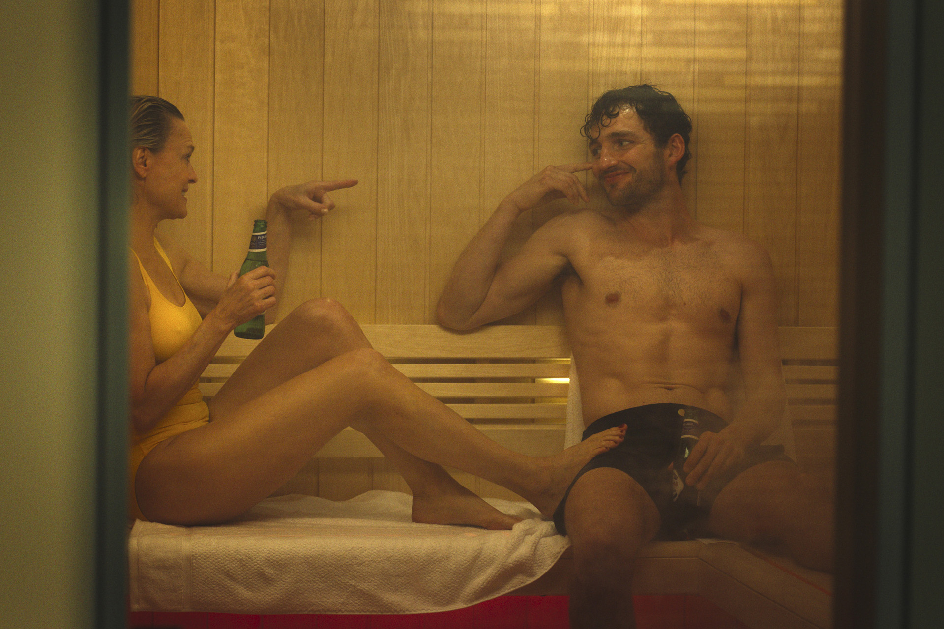 Laura (Robin Wright) & Daniel (Laurie Davidson) in The Girlfriend