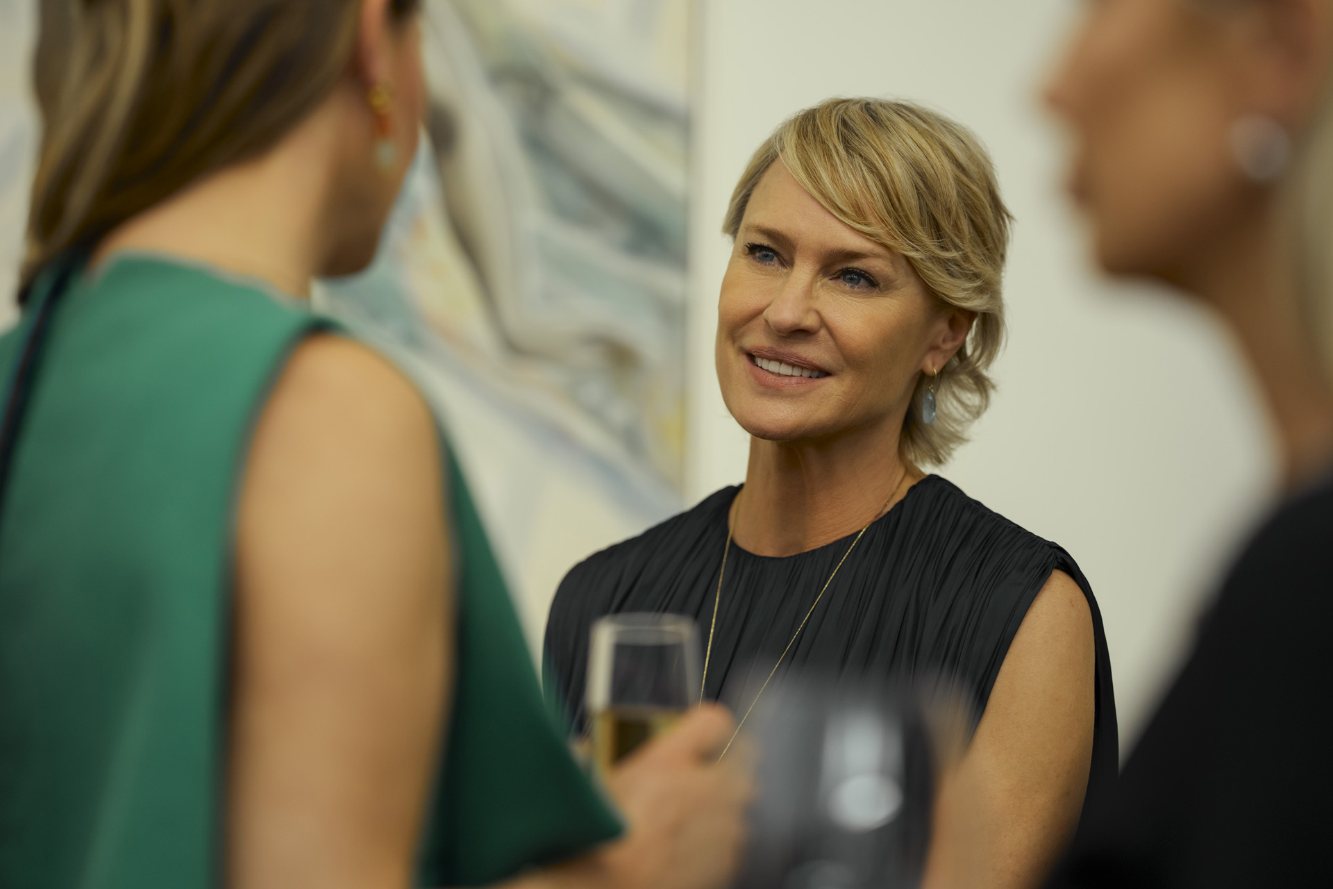 Laura Sanderson (Robin Wright) in The Girlfriend