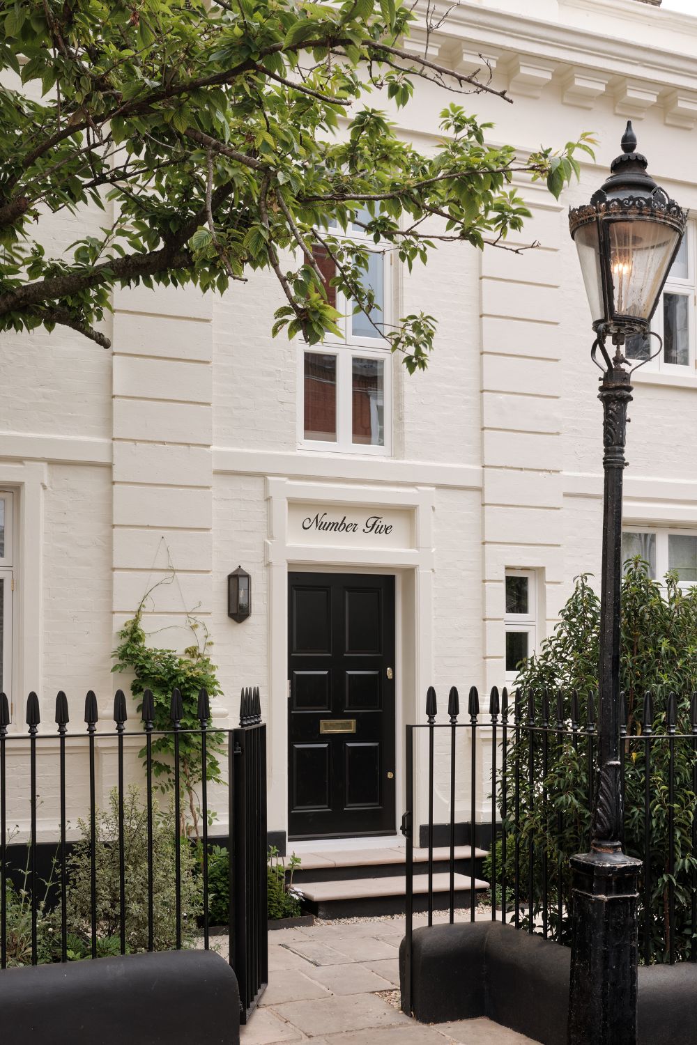 Where Rolls-Royce Meet Relevés – A Knightsbridge Home With A Storied Past