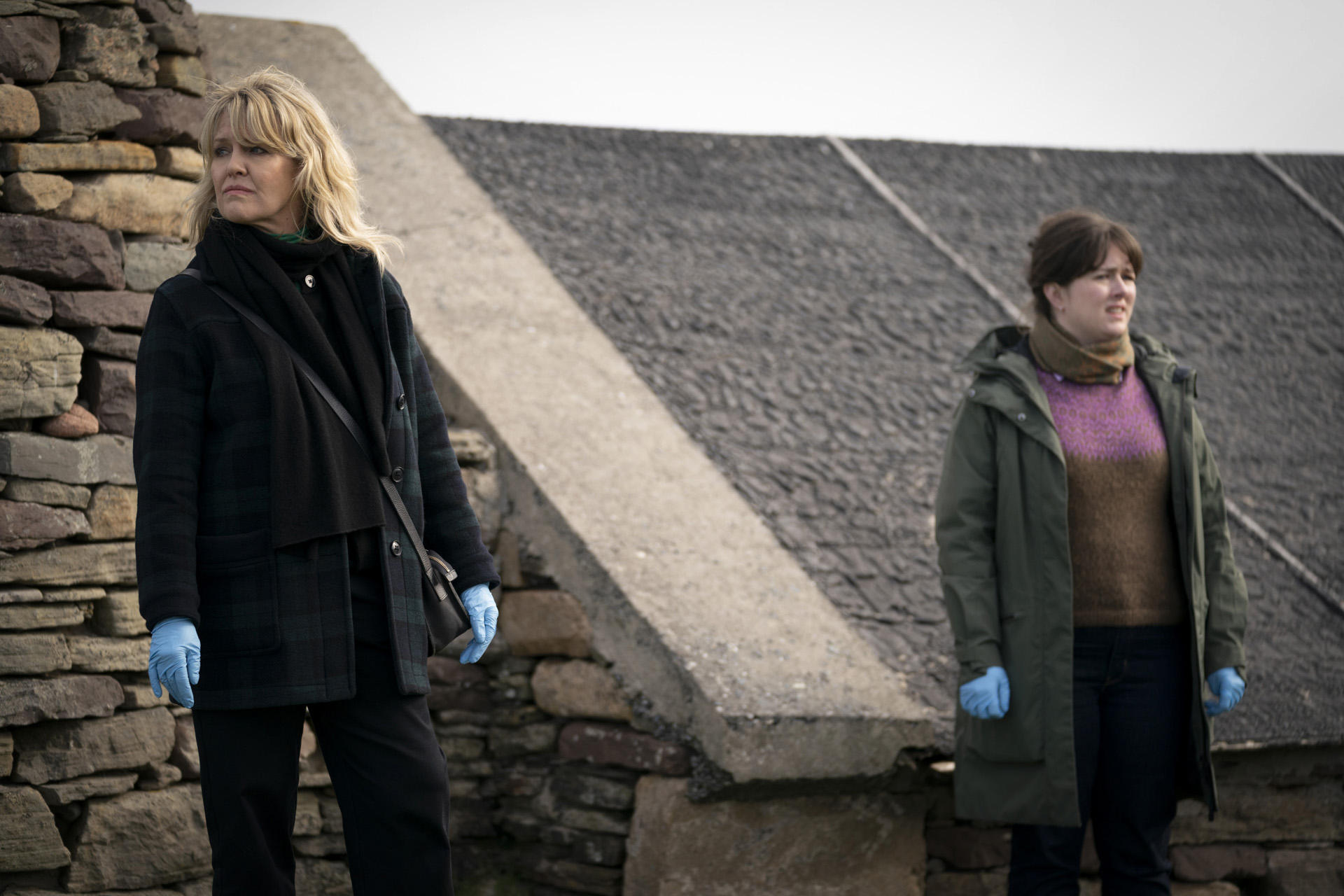 DI Ruth Calder (ASHLEY JENSEN) & DI ‘Tosh’ McIntosh (ALISON O’DONNELL) in Shetland series 10