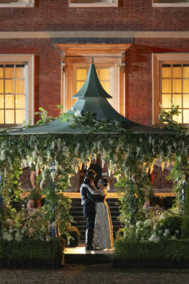 Luke Thompson as Benedict Bridgerton & Yerin Ha as Sophie Baek in Bridgerton season 4.