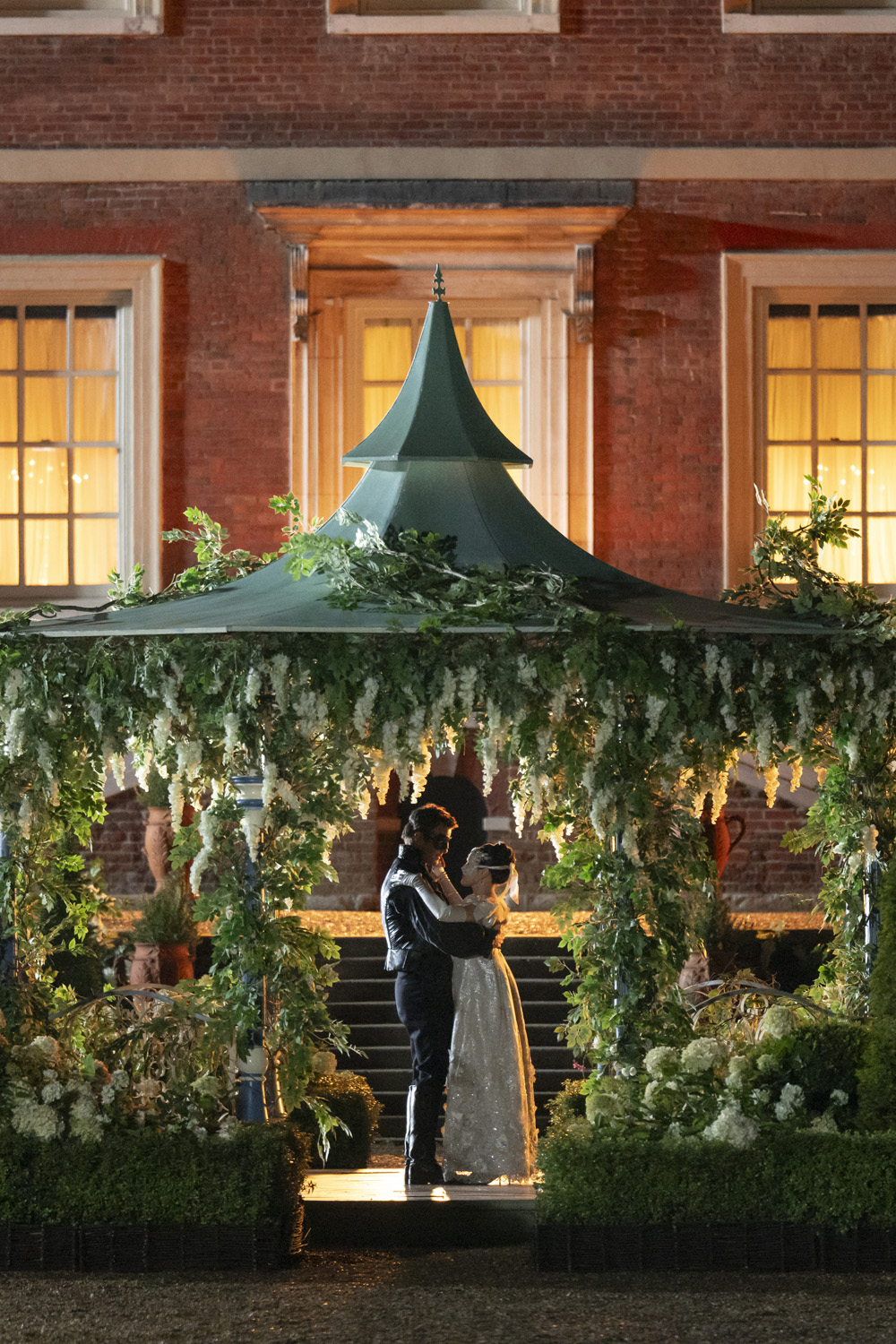 Luke Thompson as Benedict Bridgerton & Yerin Ha as Sophie Baek in Bridgerton season 4.