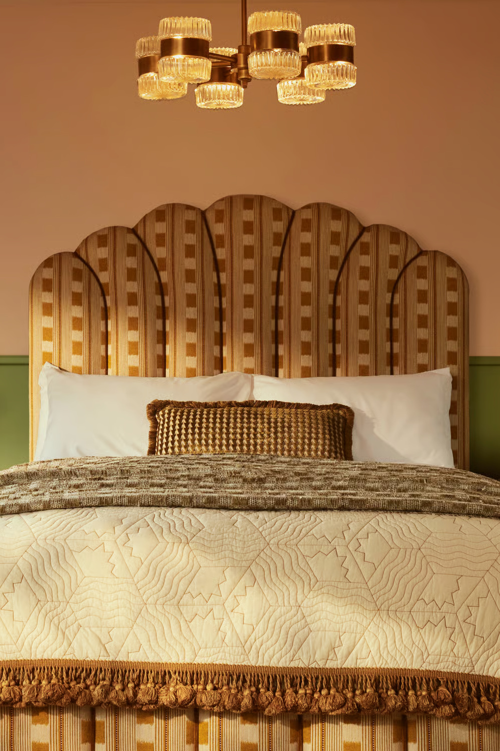 Gold patterned bed