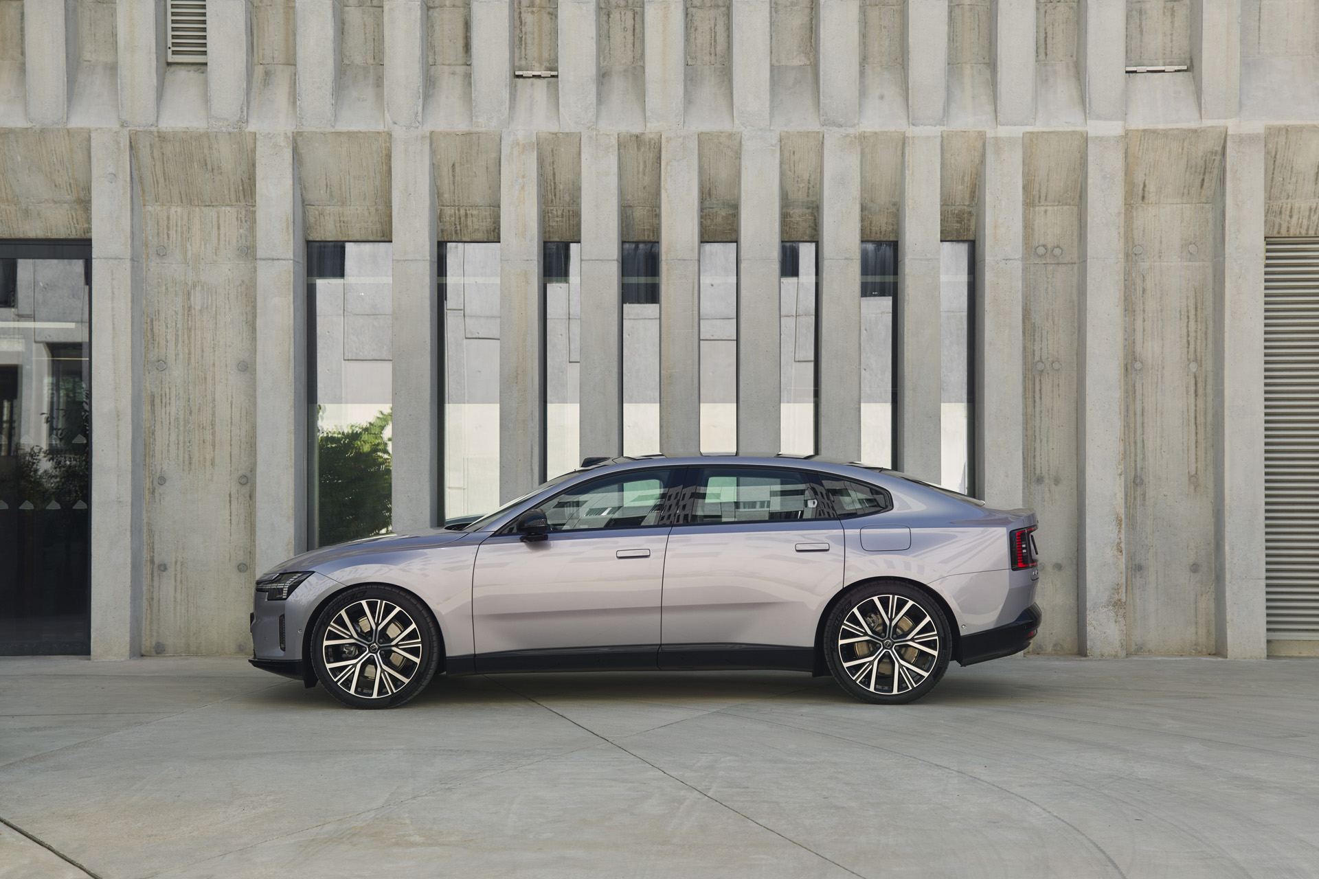 Side profile of the Volvo ES90