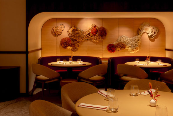 Dining tables in an alcove at Bonheur