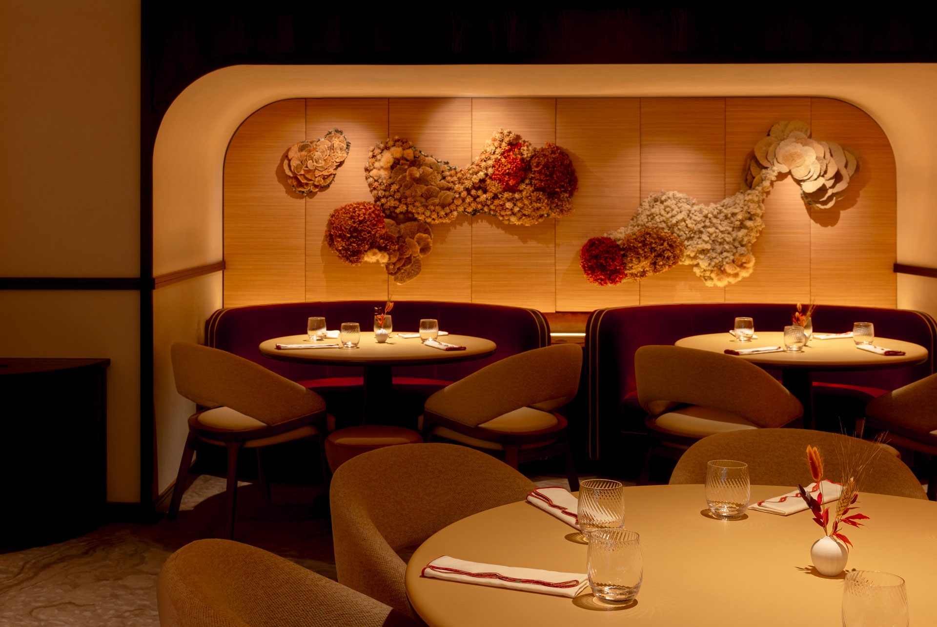 Dining tables in an alcove at Bonheur