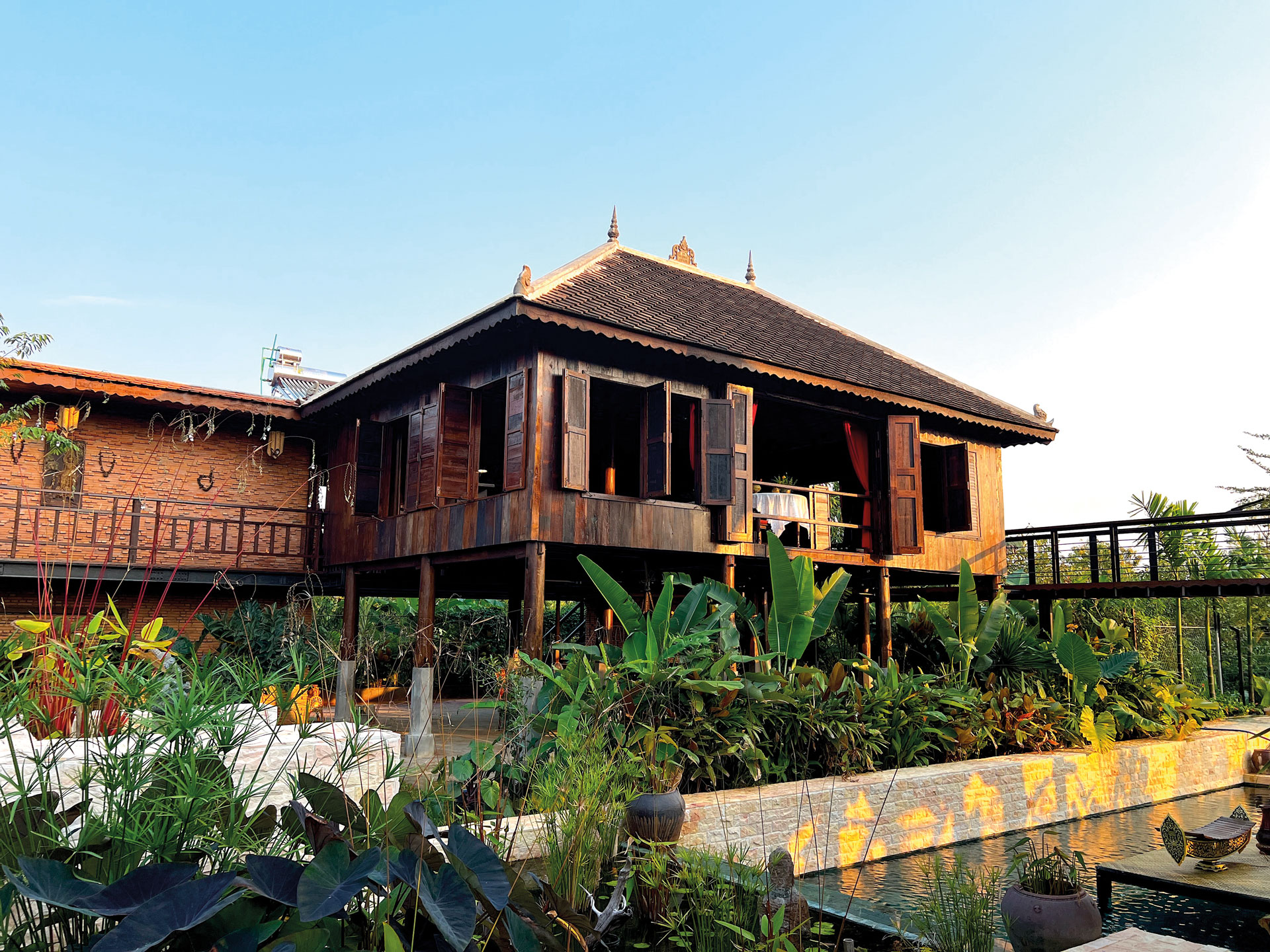 A wood villa with a kitchen garden in front