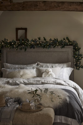 The White Company’s Pre-Lit Starry Garland