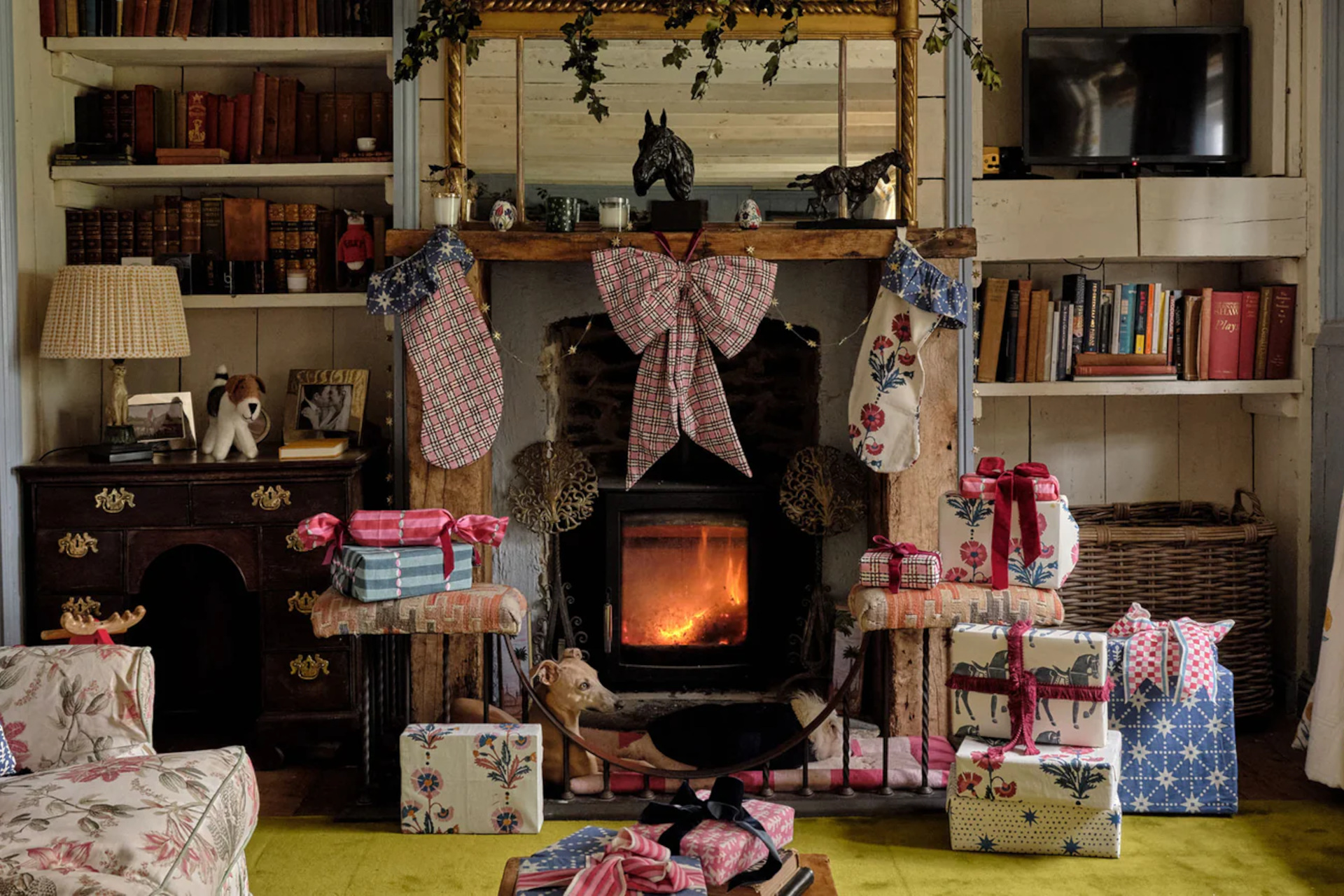 Mantelpiece decorated with bows and stockings | kitschmas