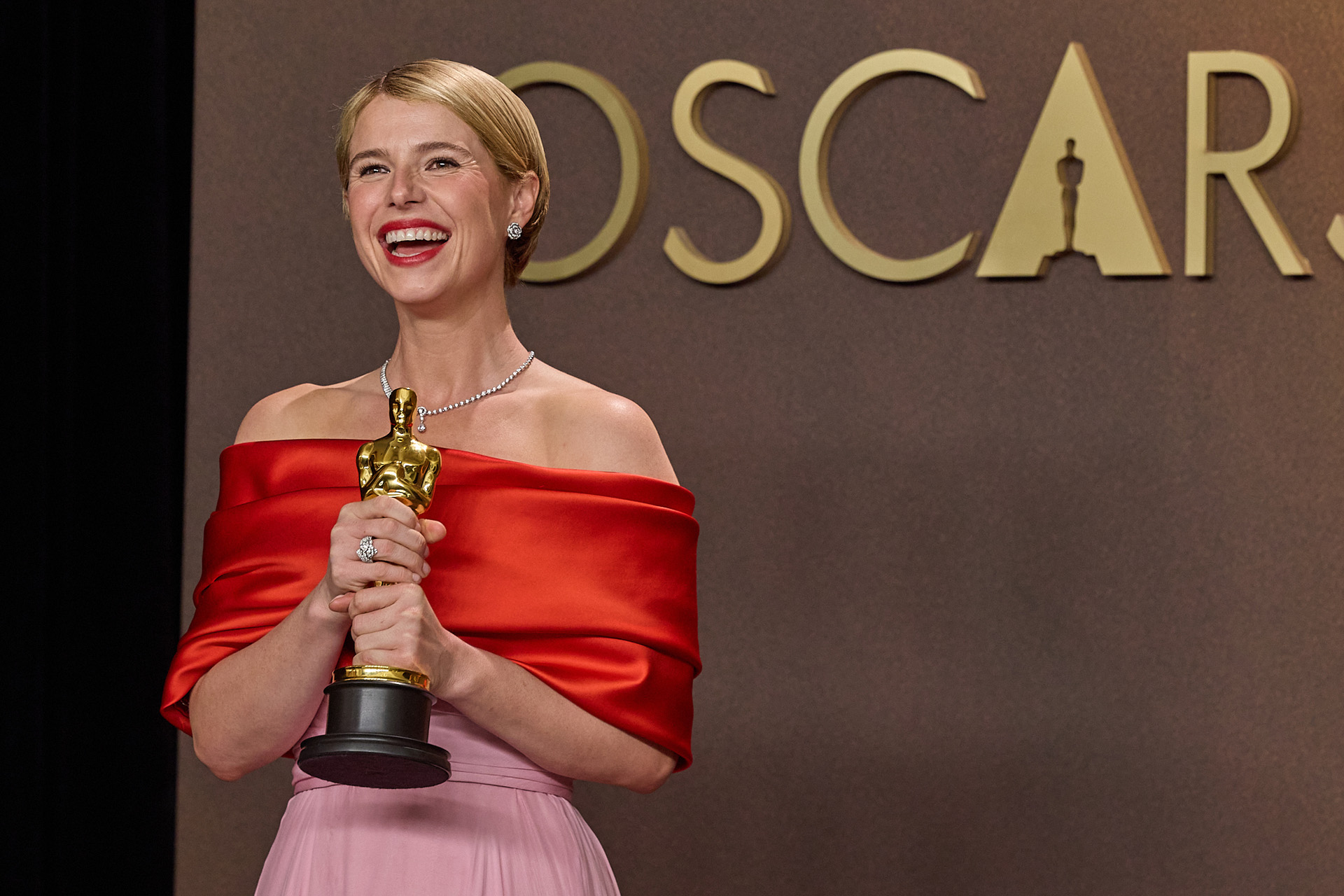Jessie Buckley poses backstage with the Oscar® for Actress in a Leading Role during the 98th Oscars® at Dolby® Theatre at Ovation Hollywood on Sunday, March 15, 2026.