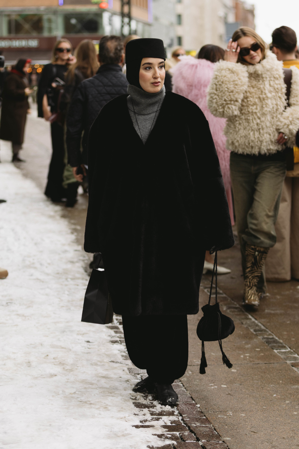 Woman wearing pillbox hat