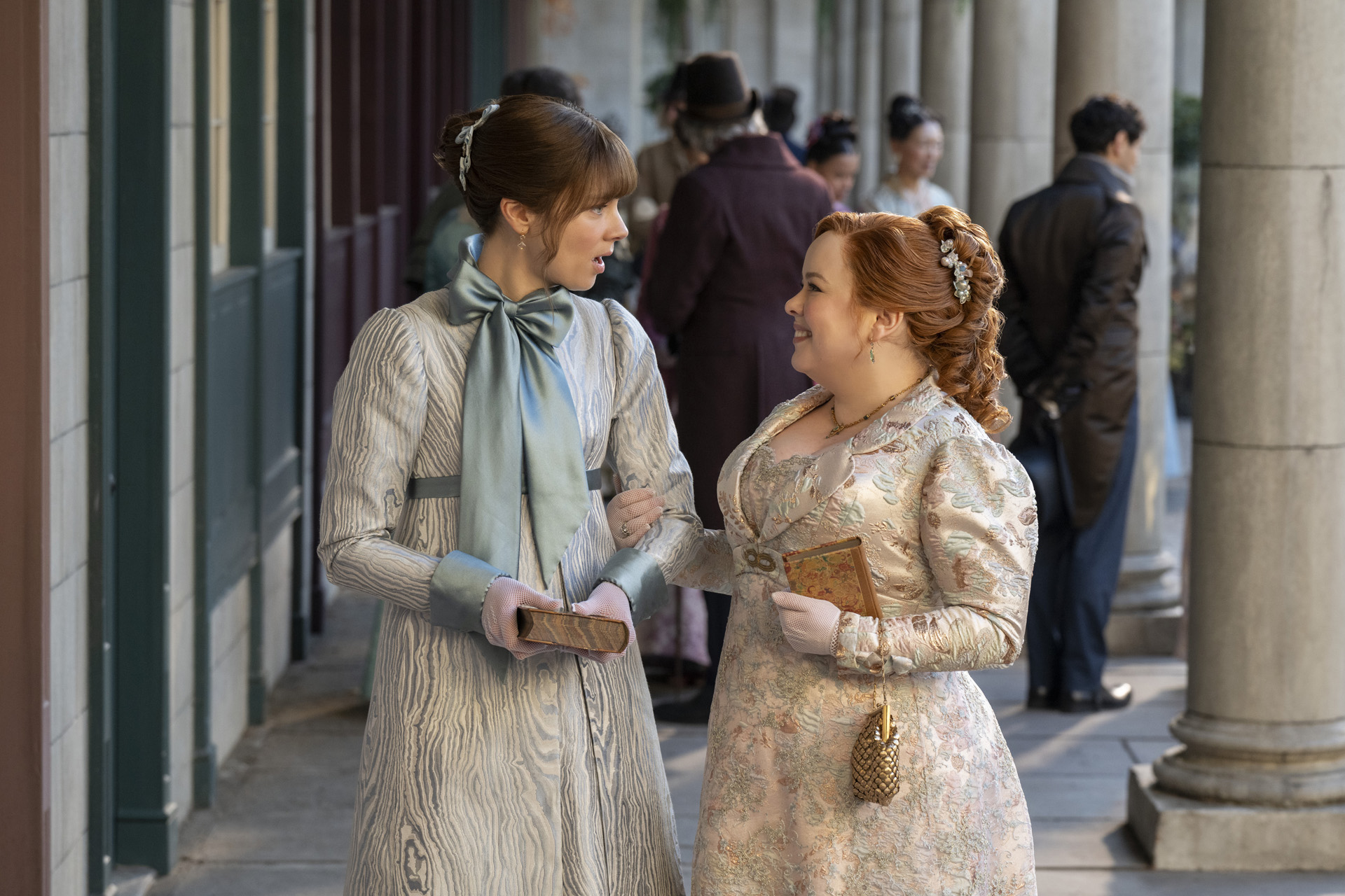 Claudia Jessie as Eloise Bridgerton & Nicola Coughlan as Penelope Featherington in Bridgerton season 4.