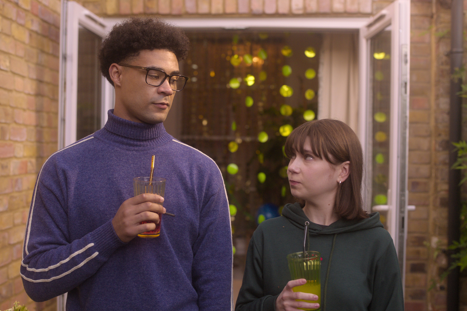 Darragh Hand as Michael Holde & Jenny Walser as Tori Spring in Heartstopper season 3