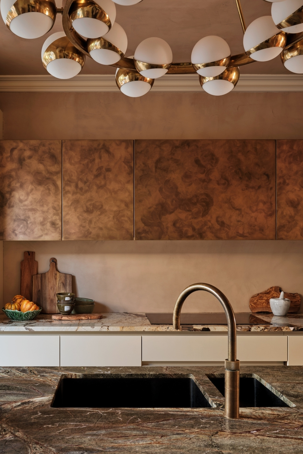 Marble kitchen by WOOLF Interior