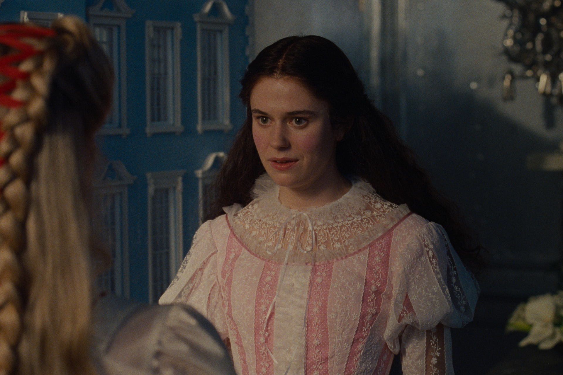 Alison Oliver as Isabella Linton in Wuthering Heights