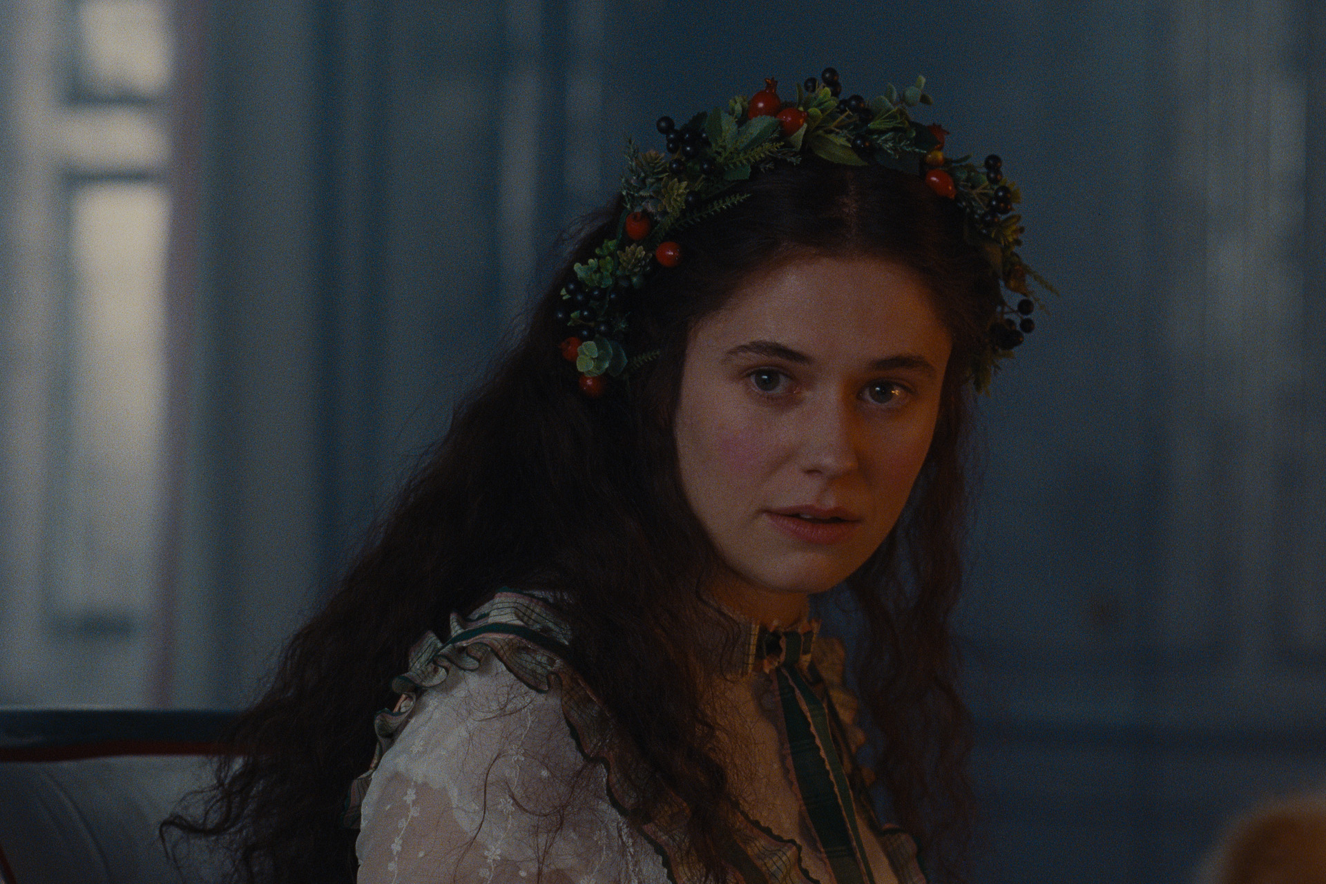 Alison Oliver as Isabella Linton in Wuthering Heights.