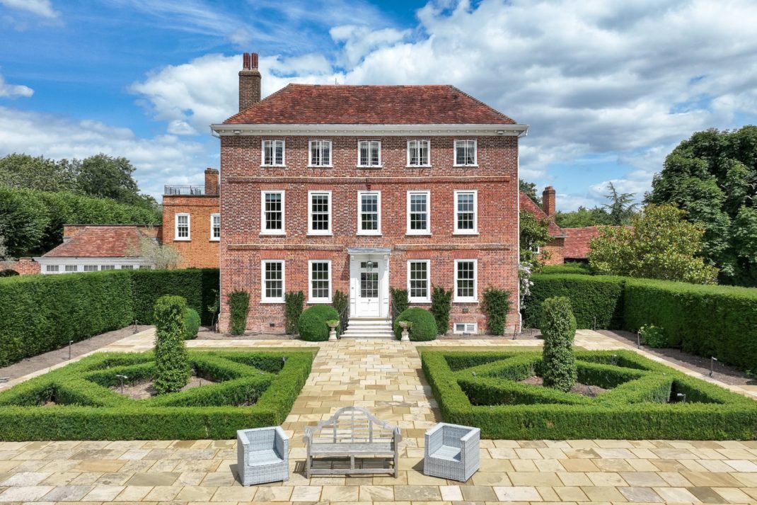 Live Like (Disgraced) Royalty At The Surrey Hideaway Of The Duke & Duchess Of Windsor