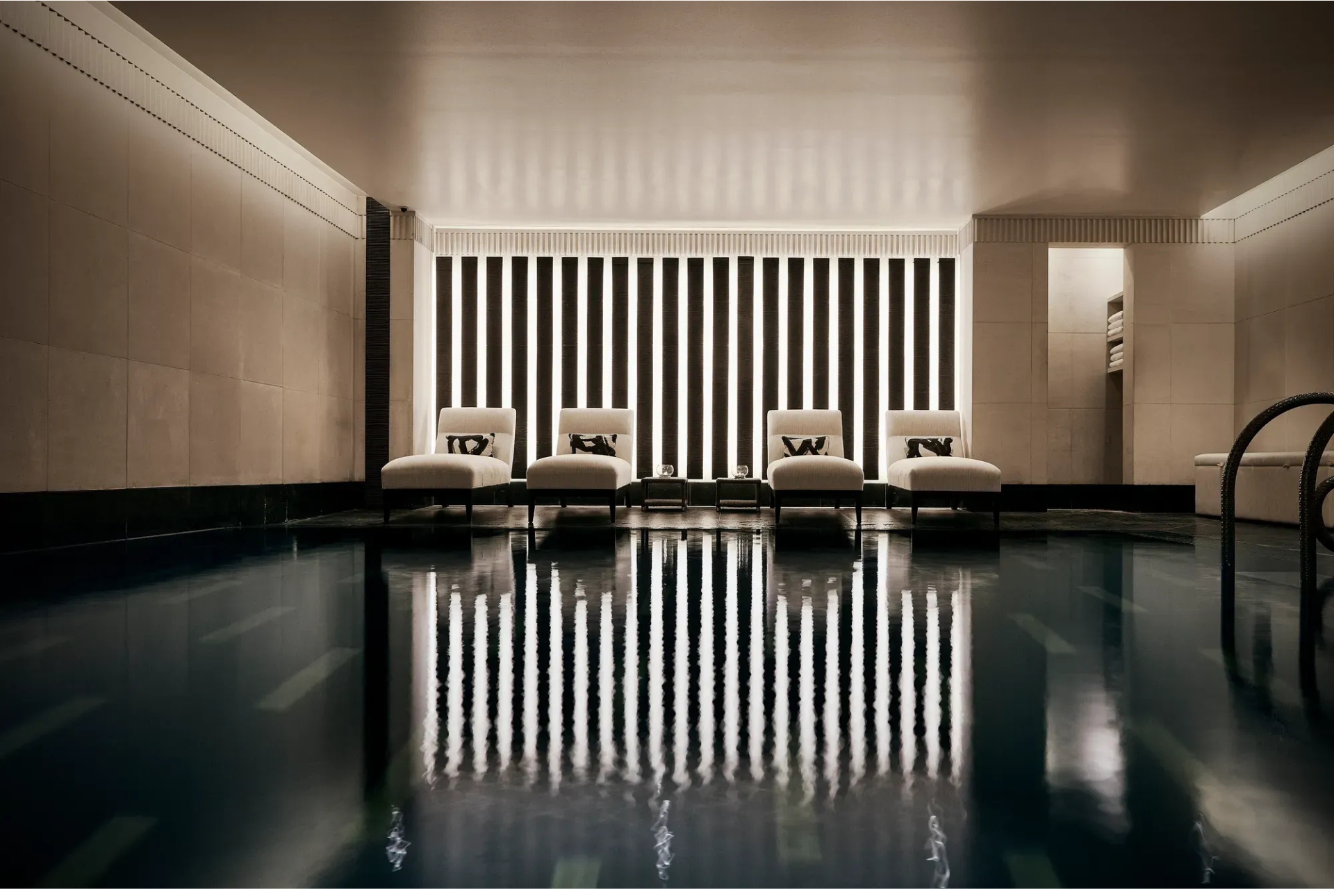 Spa with pool and loungers