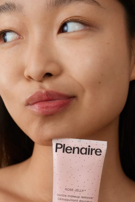 Woman holding Plenaire bottle