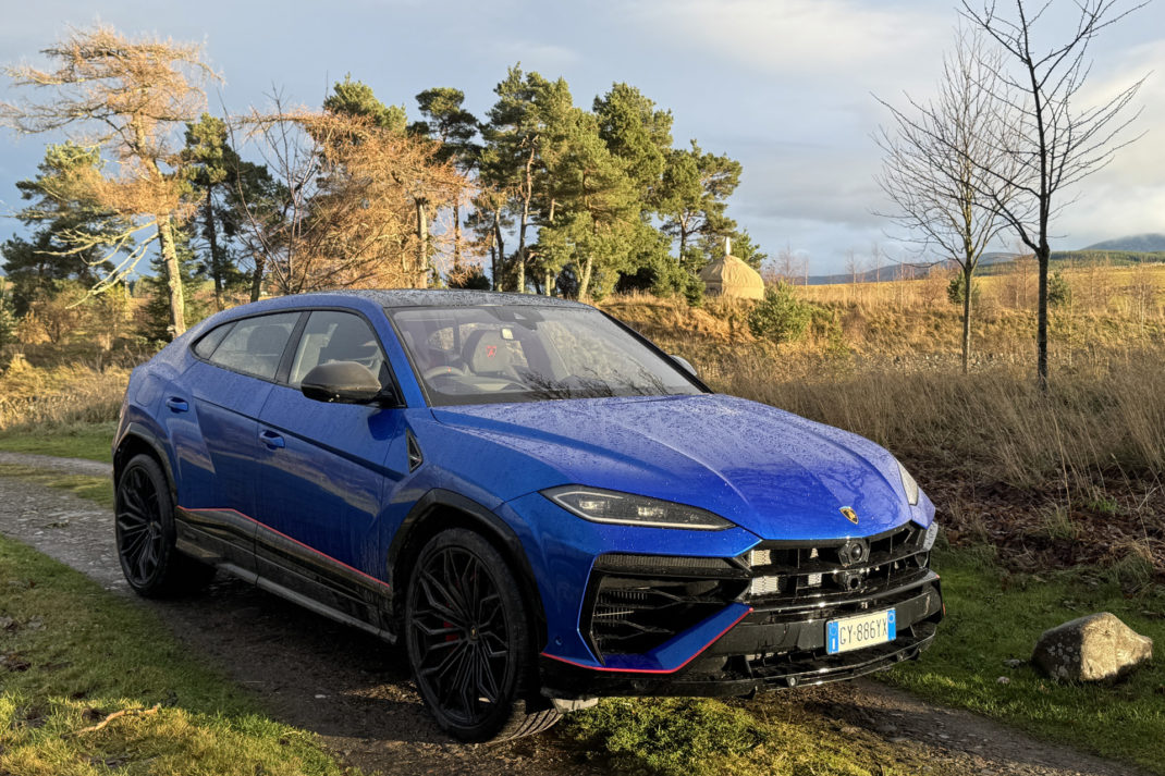 Lamborghini Urus SE Handles Off-Roading & School Runs With Equal Aplomb
