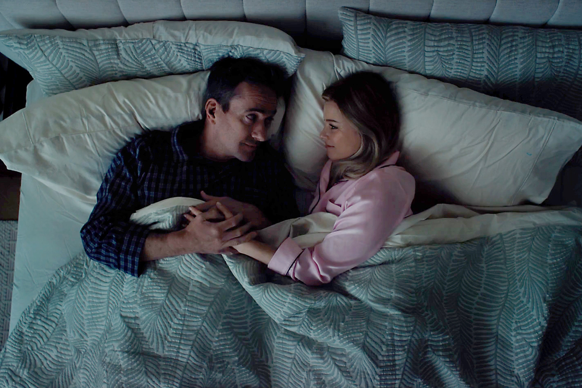 Matthew Macfadyen as Les & Elizabeth Banks as Lindy Littlejohn in The Miniature Wife