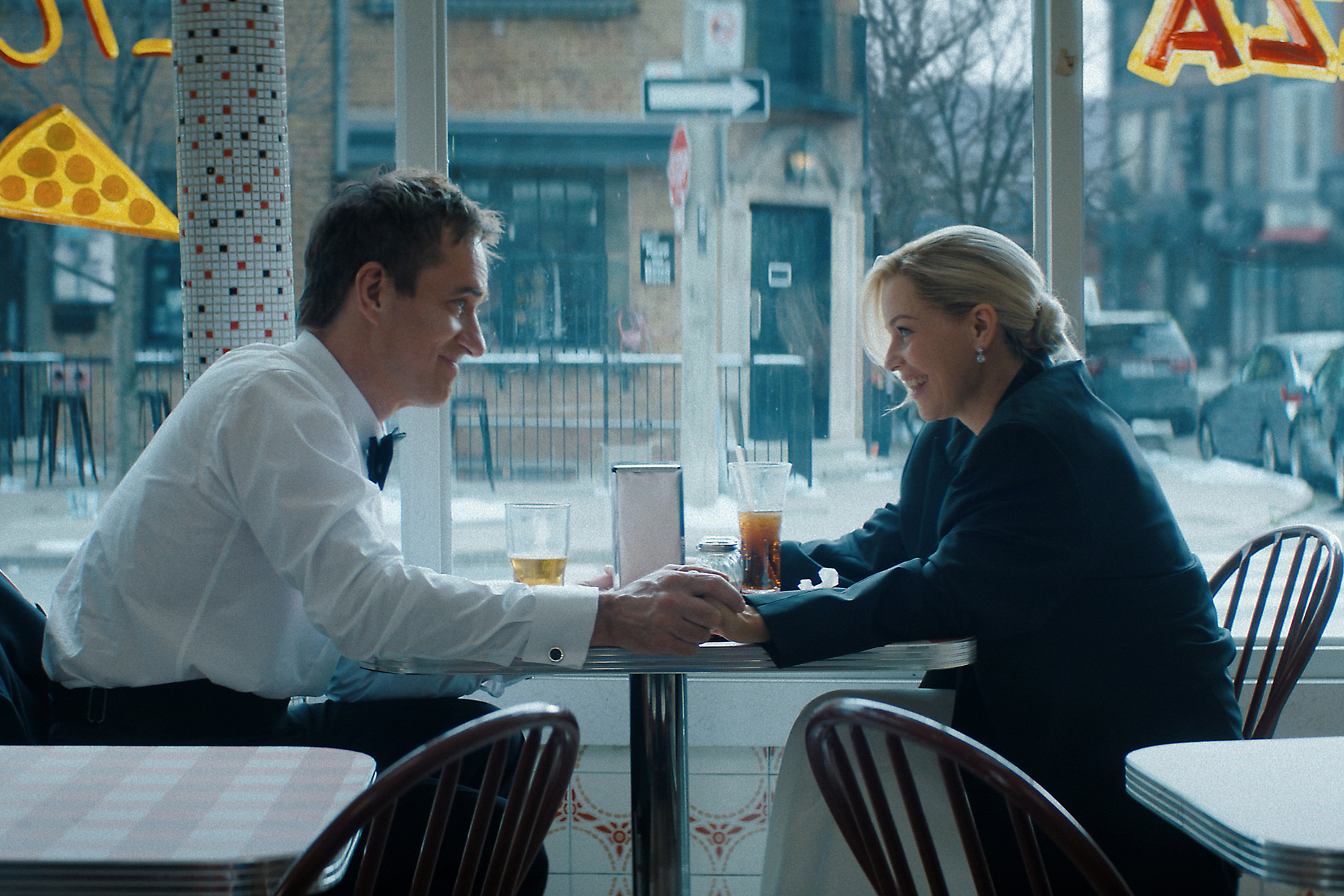 Matthew Macfadyen as Les & Elizabeth Banks as Lindy Littlejohn in The Miniature Wife.