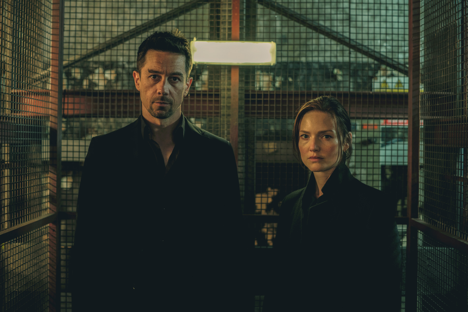 Noah Pierson (KILLIAN SCOTT) & Rachel Carey (HOLLIDAY GRAINGER) in The Capture