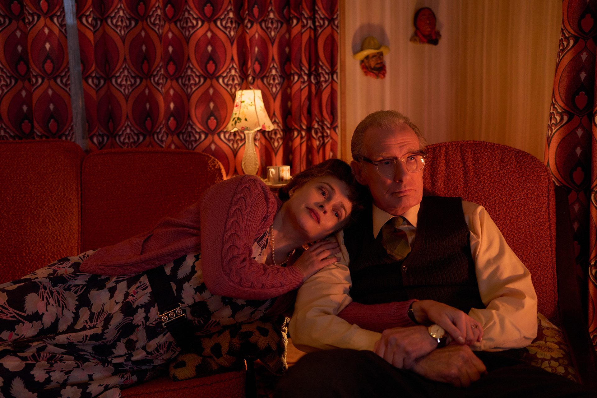 Eddie (HELENA BONHAM-CARTER) & Jerry (BILL NIGHY) in California Avenue.