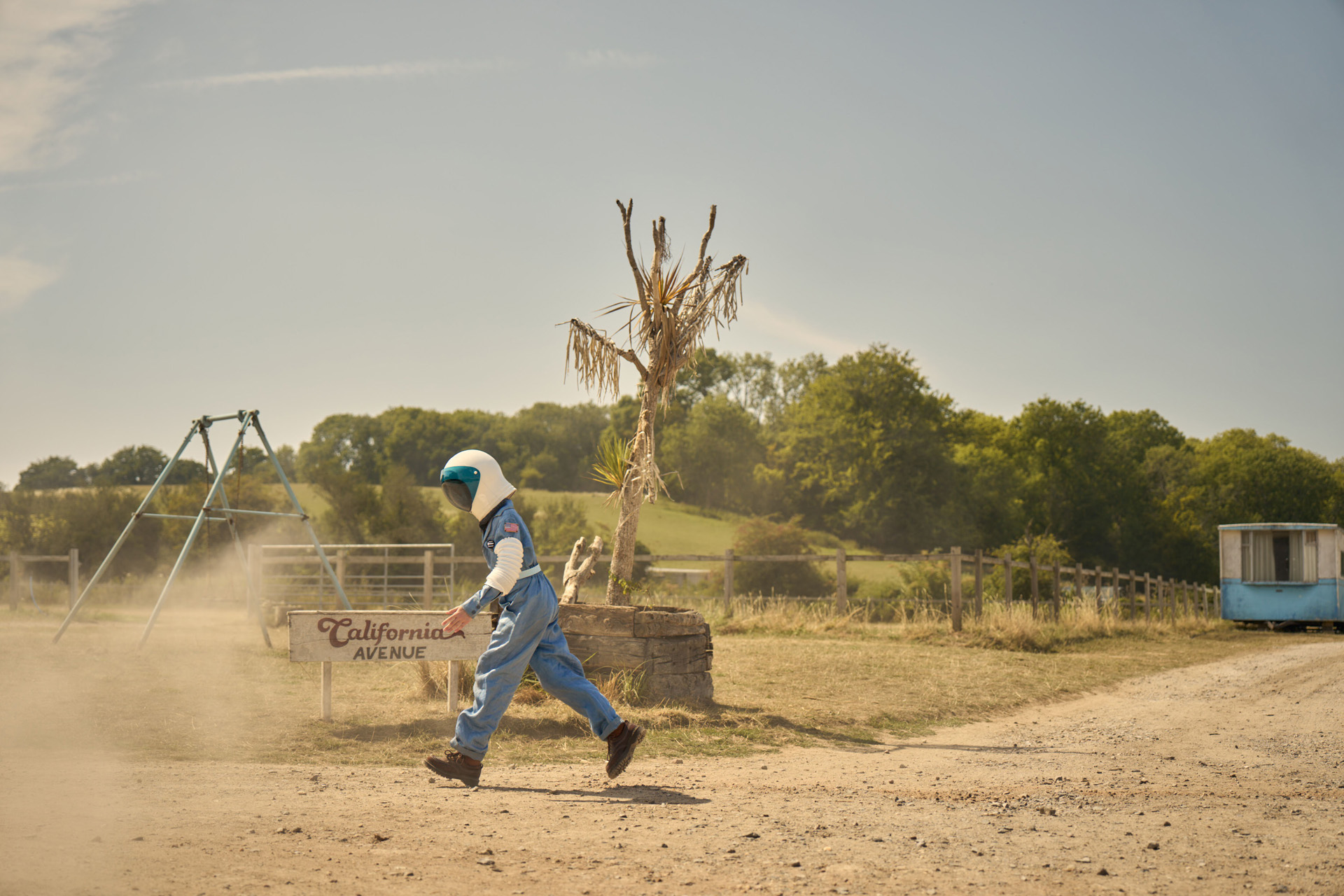 Bee (CAMMIE LIEBREICH) in California Avenue.