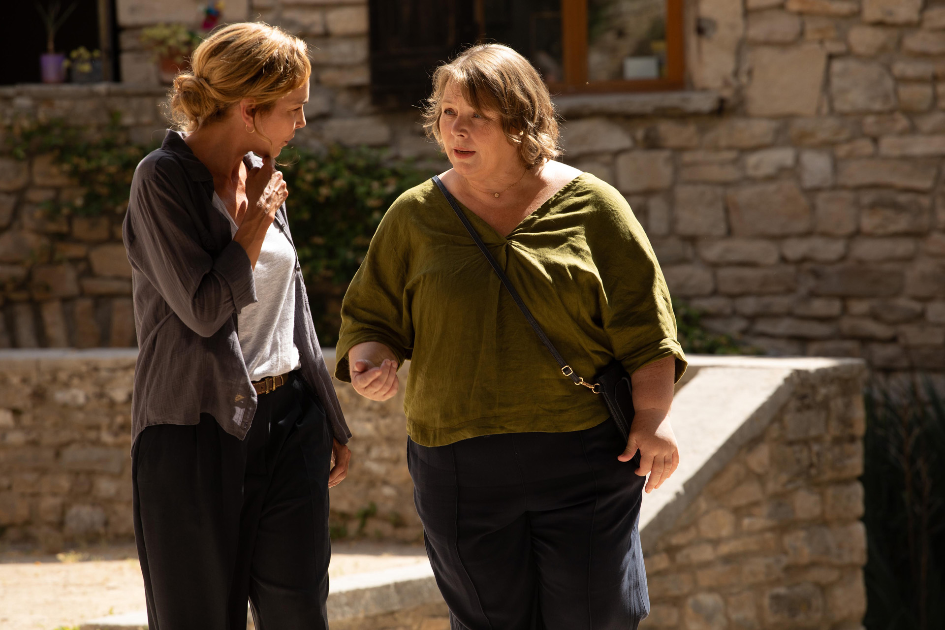 Claire Keim as Virginie Taylor & Joanna Scanlan as Sarah Gleason in Missed Call