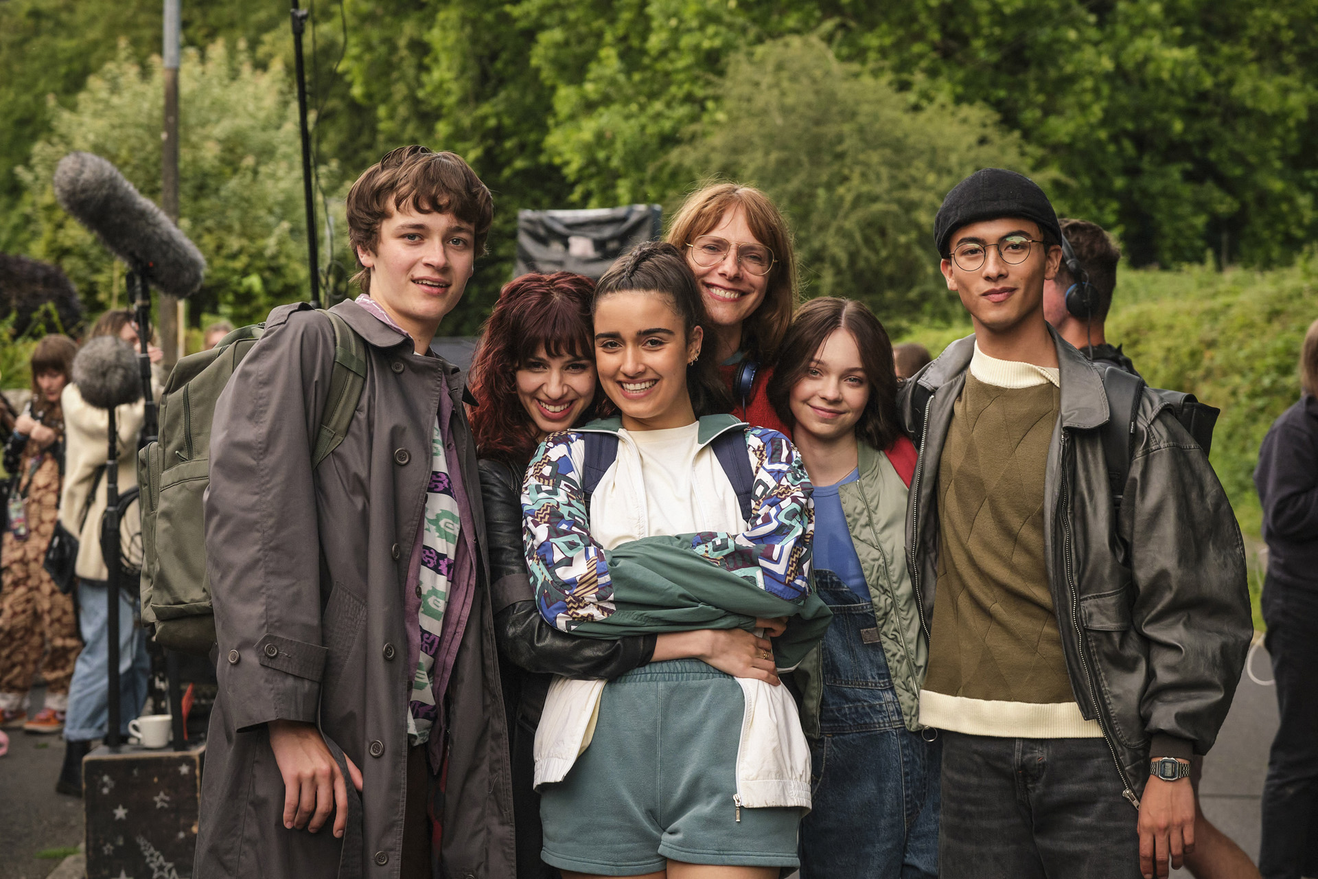 Connor Reynolds (JUDE MORGAN-COLLIE), Lauren (YALI TOPOL MARGALITH), Cara Ward (ASHA BANKS), director Dolly Wells, Pip Fitz-Amobi (EMMA MYERS) & Zach Chen (RAIKO GAHARA) behidn the scenes on A Good Girl's Guide To Murder.