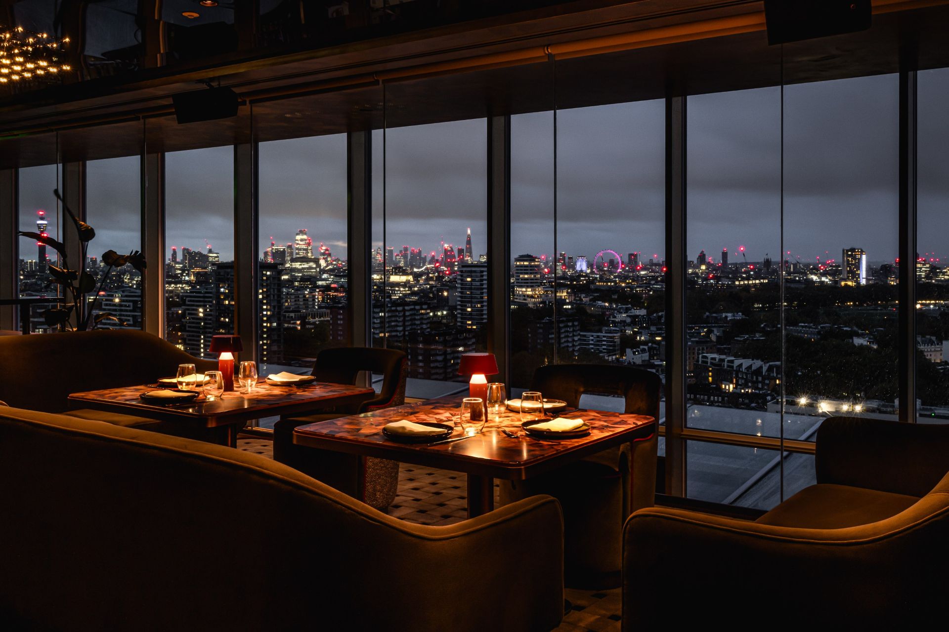 The view from CÉ LA VI over London at night