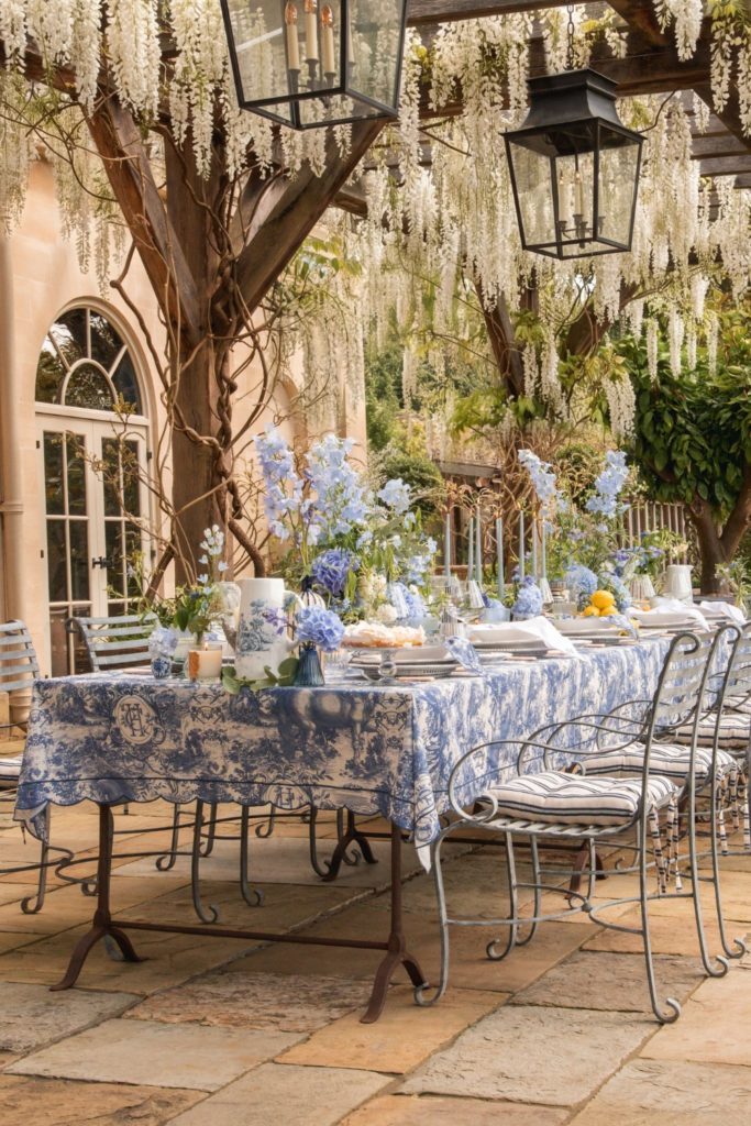 We Asked Design Experts For Their Top Summer Tablescaping Tips