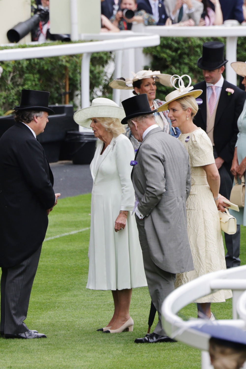 Rainha Camilla, Rei Carlos III e Zara Tindall
