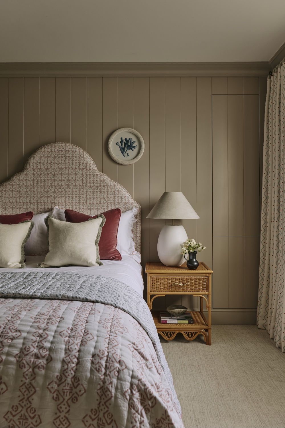 Spare bedroom by Sims Hilditch