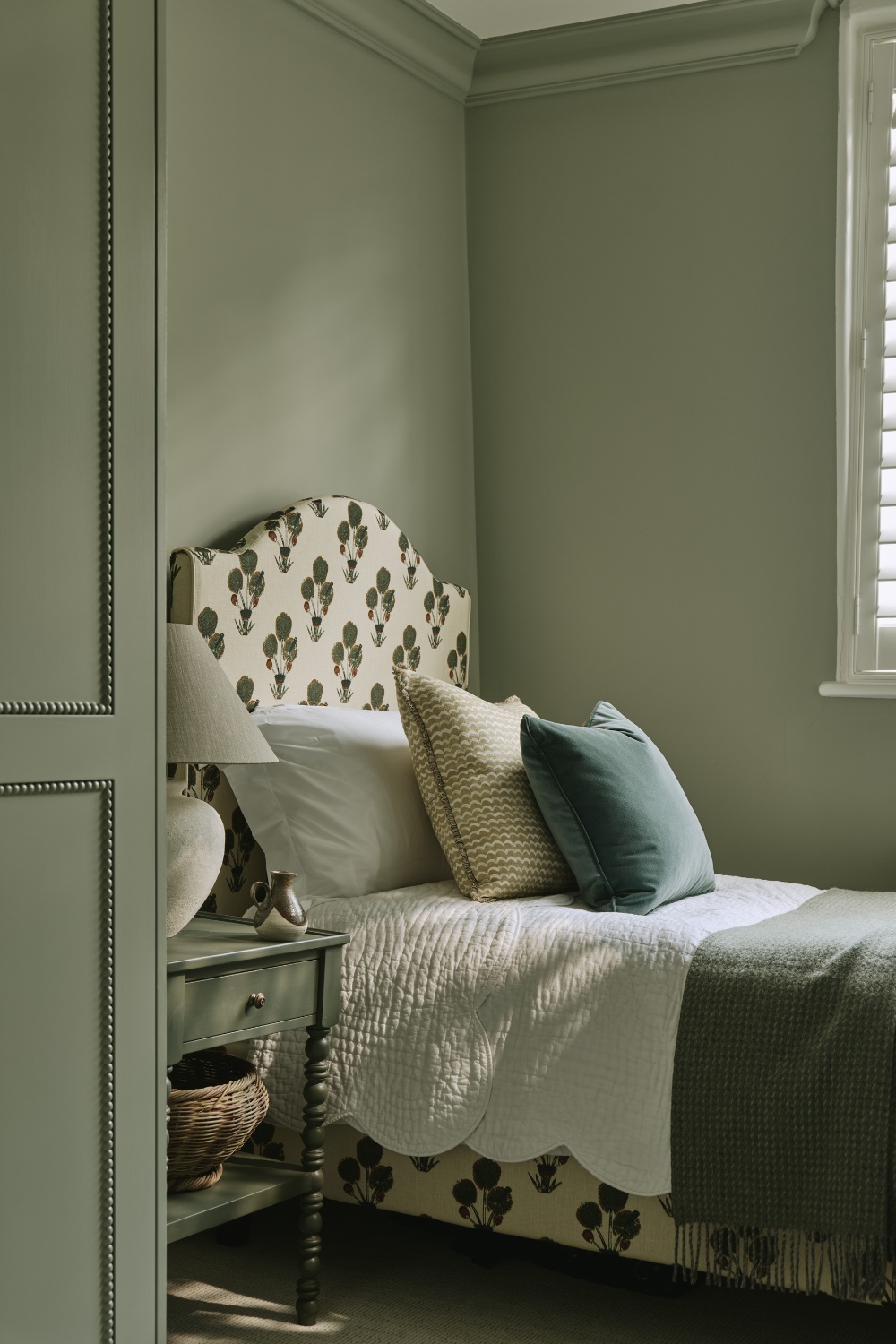 Spare bedroom by Sims Hilditch