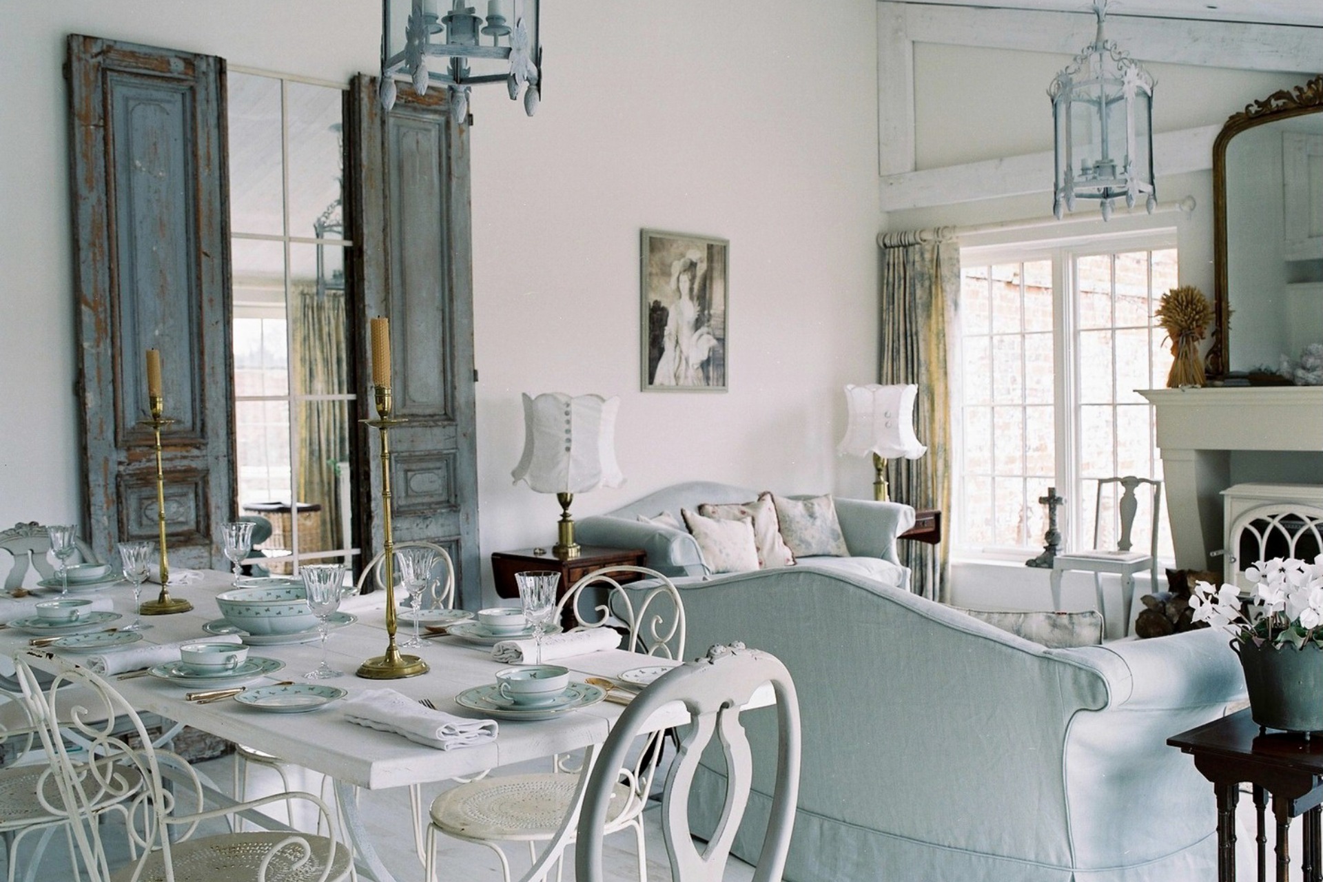 Living room with dining table, room designed by Amanda Meade