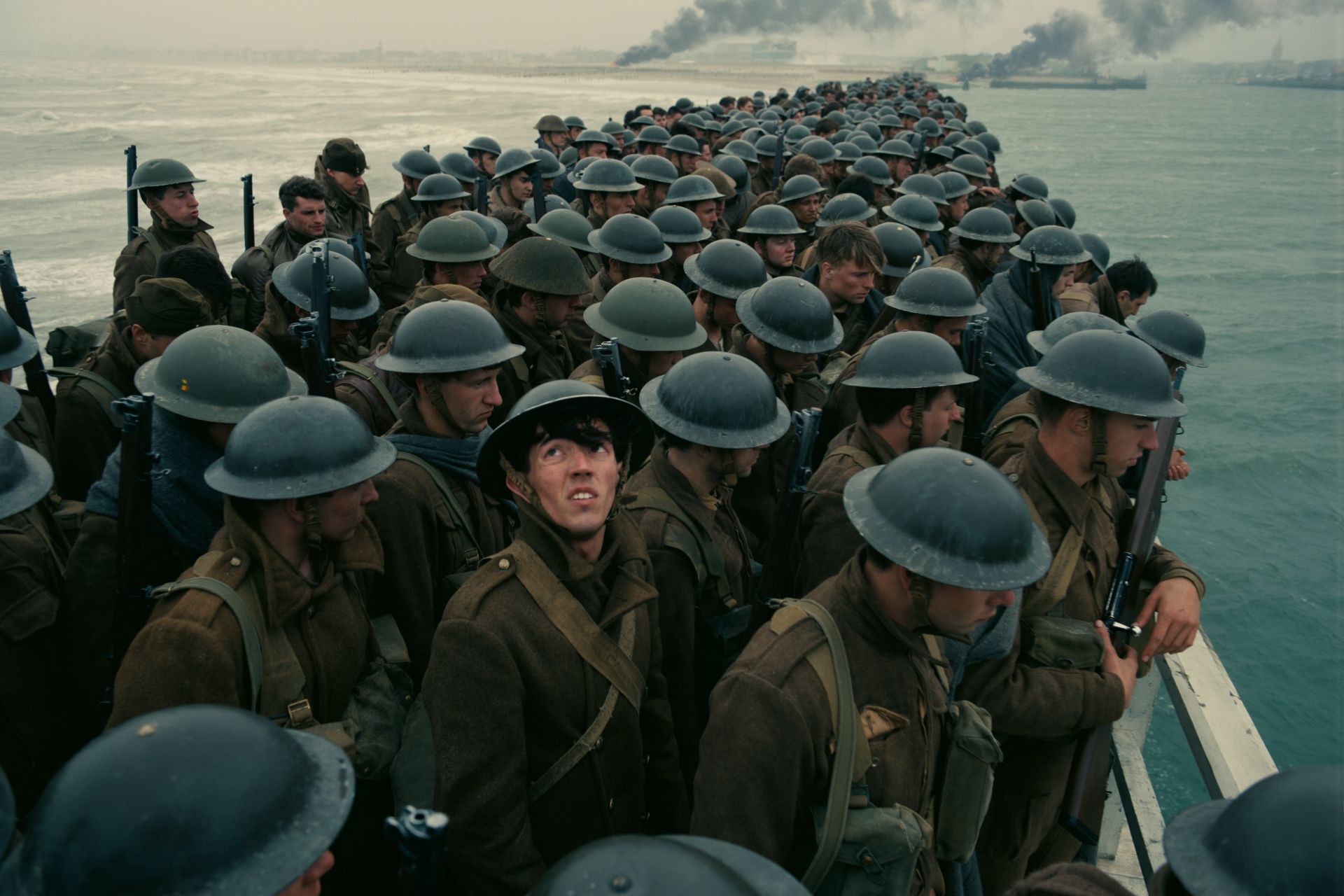A still from Dunkirk featuring countless soldiers on a pier