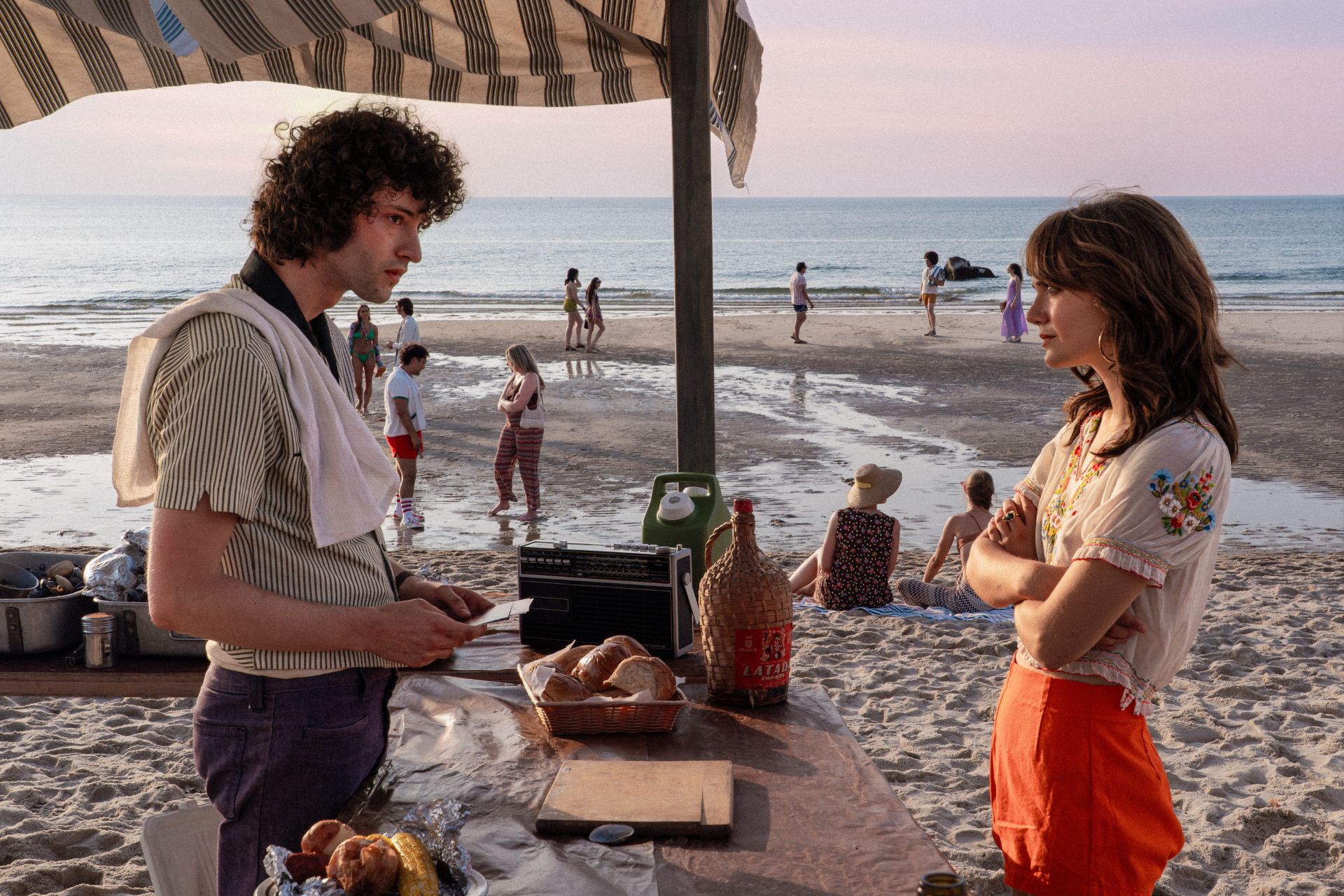 Dominic Sessa and Emilia Jones in Tony