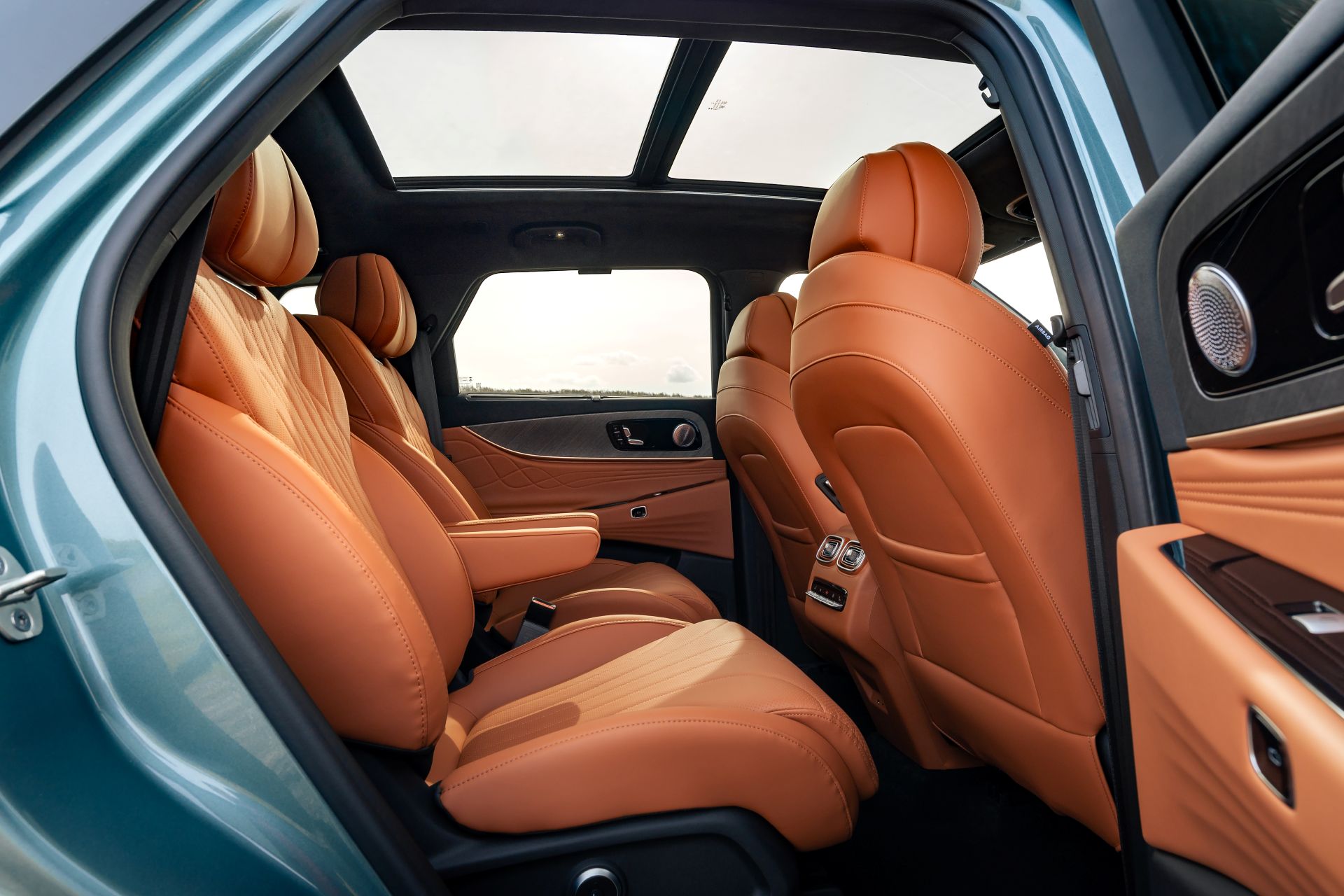 Interior of the Jaecoo 8 with orange seats