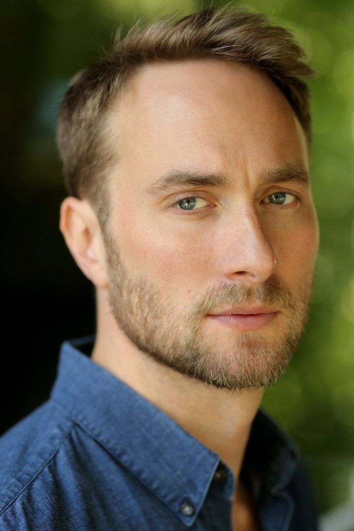 Oliver Chris Headshot